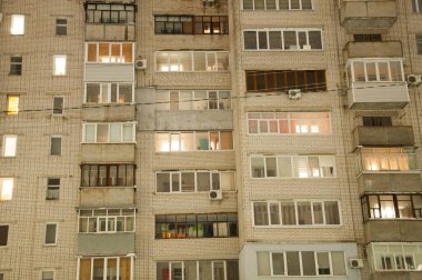 Pryluky, Chernihiv, Ukrayna - 02 / 15 / 2021: Geceleri pencerelerinde ışıklar olan çok katlı tuğla ev. Doğu Avrupa 'nın Sovyet sonrası mimarisi