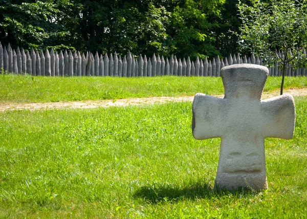 Pedra Grave Cruz Grama Verde Imagem Qualidade Para Seu Projeto — Fotografia de Stock