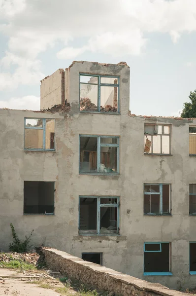 Edifício Destruído Sem Telhado Com Janelas Vazias Imagem Qualidade Para — Fotografia de Stock