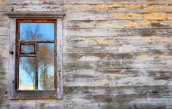 Pared de la antigua casa de madera con ventana — Foto de Stock