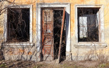 Eski bir binanın kalıntıları.