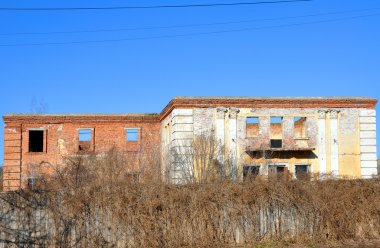 Eski bina tuğla duvarlar ve antik sütunlar ile harap