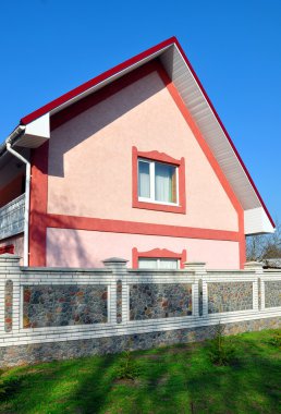 bir taş çit tarafından modern özel ev