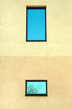 Ofis Binası ile küçük pencereler