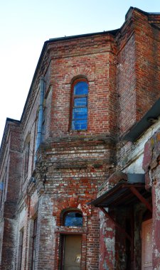 Eski bir tuğla bina.