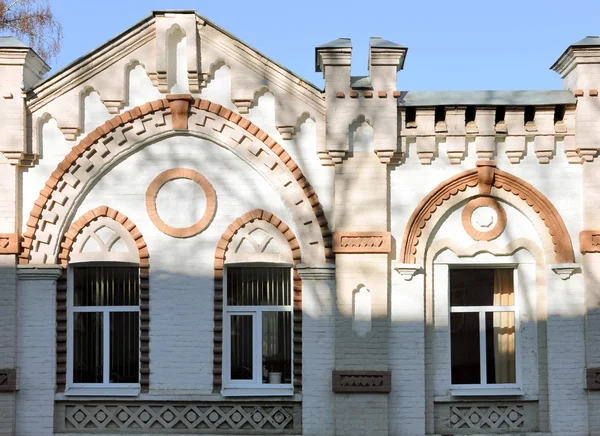 Antiguo edificio de ladrillo con decoraciones en la fachada — Foto de Stock