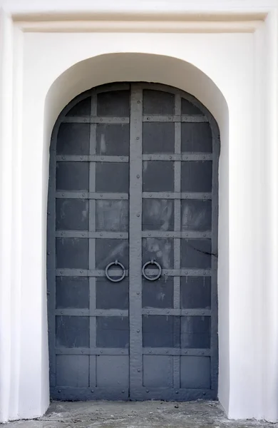 Iron doors in an old building — Stock Photo, Image