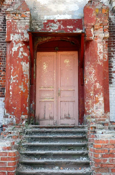 Doors and stairs of an old building — Stock Photo, Image