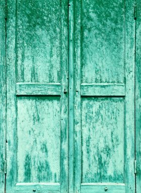 Eski boyalı duvar ile pencere kepenkleri kapalı