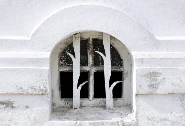 Reális fa háttér. vektoros illusztrációúzký mříž okna ve staré budově — Stock fotografie