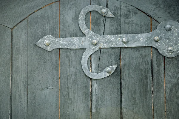 Dřevěné dveře s tepaného železa ornament na to — Stock fotografie