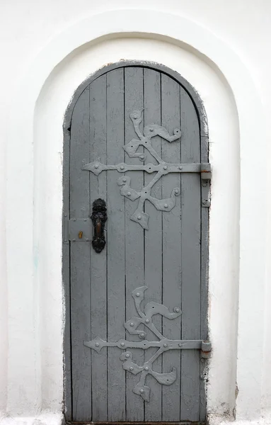 Puerta de madera con adorno de hierro forjado en ella — Foto de Stock
