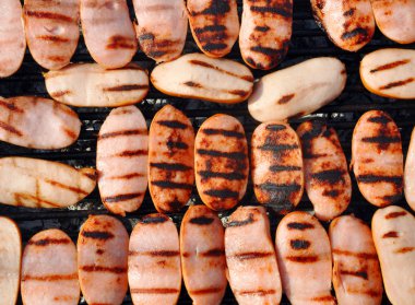 Bir ızgarada kızartılmış lezzetli sosis