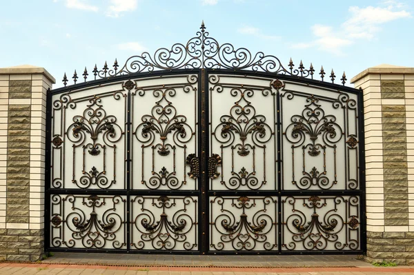 鉄の門とそれに鍛造飾り — ストック写真