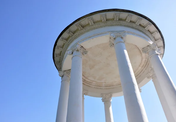 Pavillon mit weißen Säulen gegen den Himmel für Ihr Design — Stockfoto