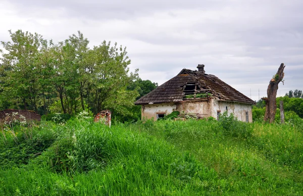 Paisagem rural com uma antiga casa arruinada para o seu projeto — Fotografia de Stock