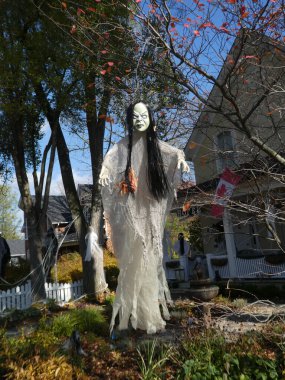 Sokakta Cadılar Bayramı süsleri