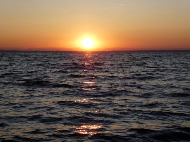 Gün batımında deniz manzarası