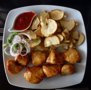 Beyaz tabakta patatesli tavuk şiş.