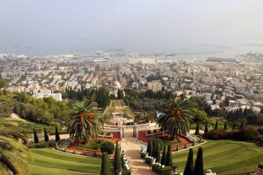 Carmel Dağı 'ndan Hayfa' daki Bahai bahçelerine bakın.