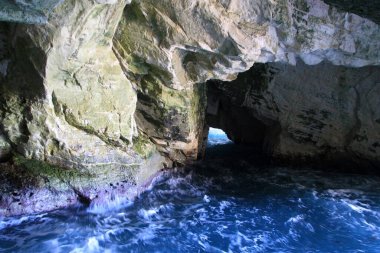 Mağarada deniz dalgaları