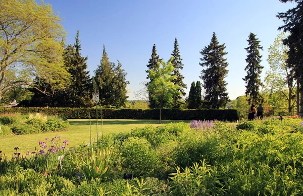 Krajina Jezera Zahrada Burlingtonu Květinovými Záhony — Stock fotografie