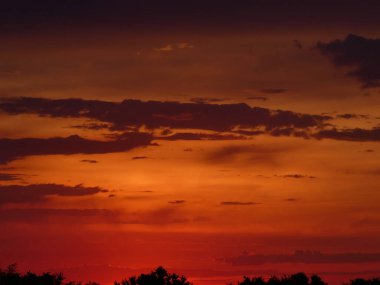 Gün doğumunda renkli bulutlarla gökyüzü
