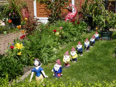 Renkli çiçekli ve biblolu çiçek yatağı