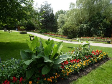 Park 'ın çiçek tarhlı manzarası