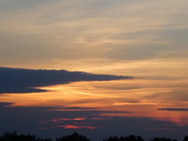 Güneş doğarken gökyüzü doğal bir zemin olarak renkli bulutlu
