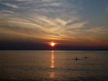 Gölün üzerinde renkli gün batımı