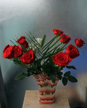 Cam vazoda kırmızı gül buketi