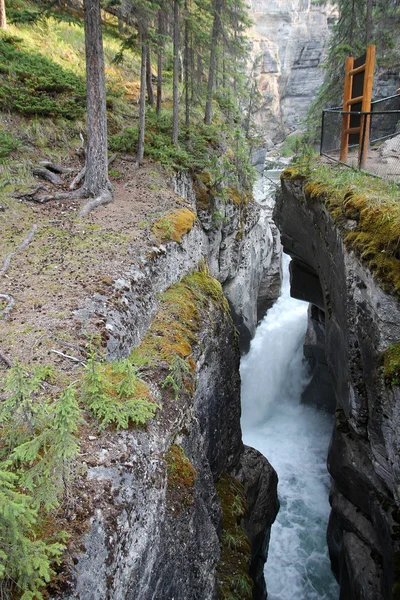 Waterval in canyon — Stockfoto