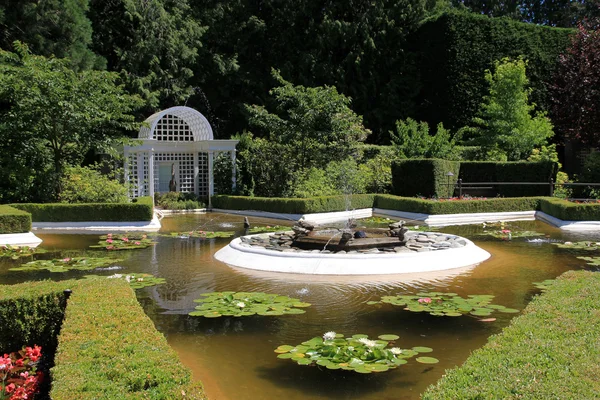 Fountain in the Garden — Stock Photo, Image
