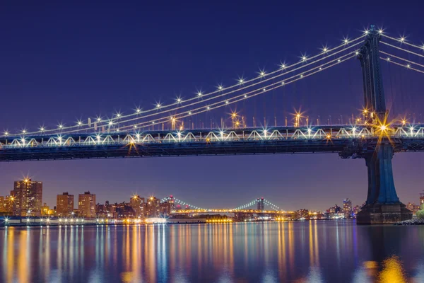 Niesamowity strzał Manhattan Bridge nocą Zdjęcia Stockowe bez tantiem