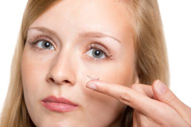 Kontakt lens uygulama ile mavi kadın göz yakın çekim