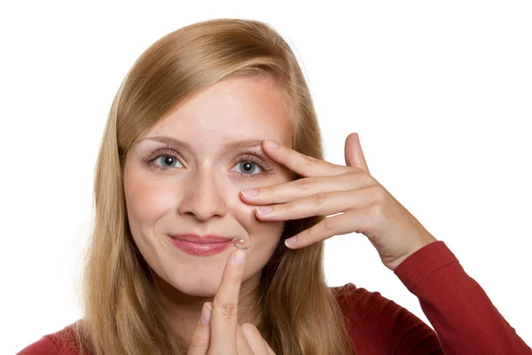 Close-up do olho da mulher azul com lente de contato aplicando — Fotografia de Stock