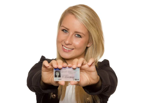 젊은 여 자가 그녀의 운전 면허증을 보여주는 — 스톡 사진