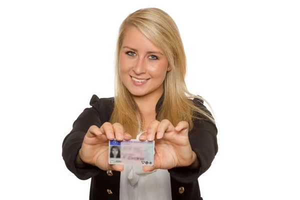 Mujer joven mostrando su licencia de conducir Imagen de stock