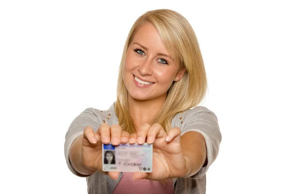 Junge Frau zeigt ihren Führerschein Stockfoto
