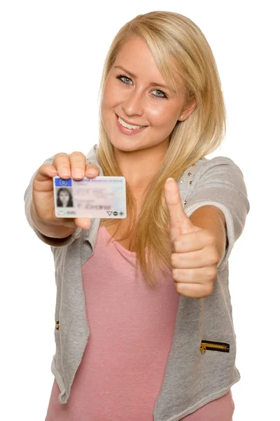 Mladá žena ukazující její řidičák Royalty Free Stock Obrázky