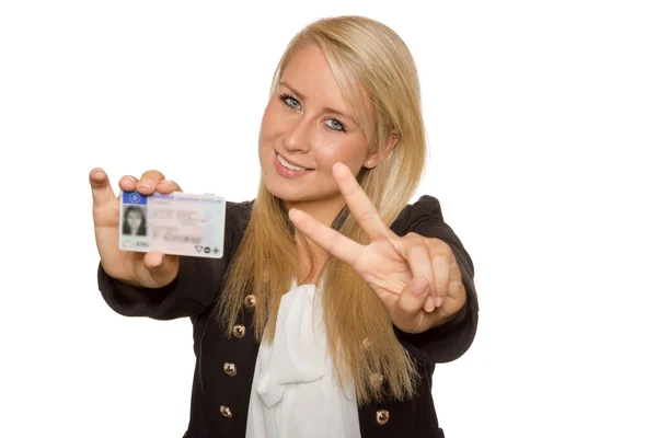 Mujer joven mostrando su licencia de conducir Imagen de stock