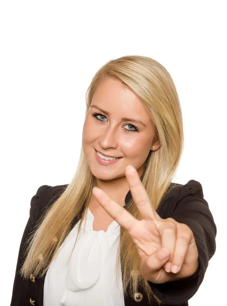 Jonge vrouw toont vredesteken met haar handen — Stockfoto