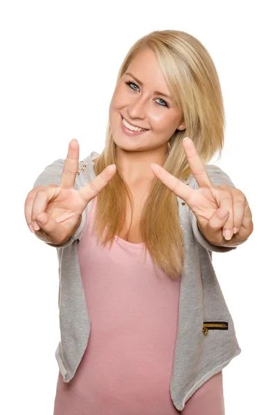 젊은 여성이 그녀의 손 가진 평화 기호 표시 — 스톡 사진