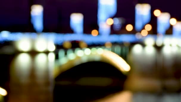 夜城的景色 夜间吊桥上的灯 桥分散了抽象城市夜灯的背景 Bokeh变得锐利 — 图库视频影像