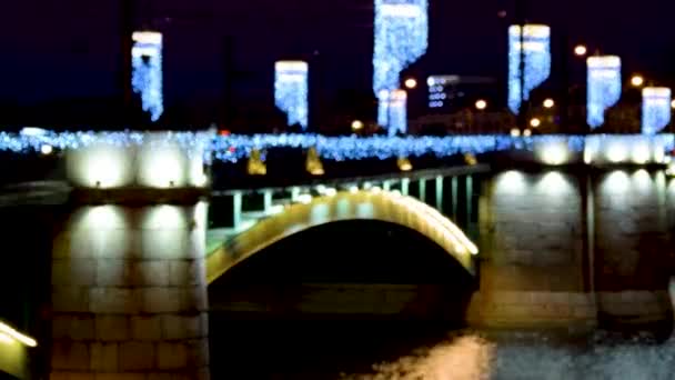 Uitzicht Nachtstad Lichten Hangbrug Nachts Brug Onscherp Abstracte Stad Nachtlampjes — Stockvideo