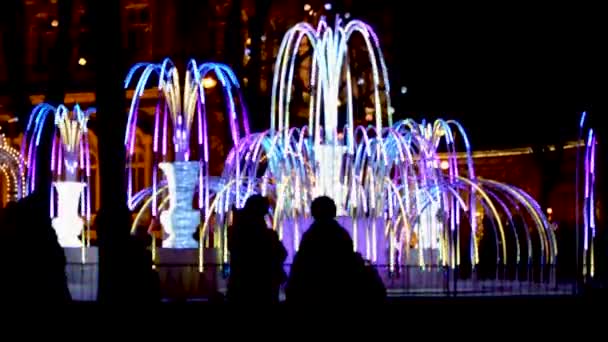 Wieczorem Petersburg Dekoracjami Noworocznymi Świątecznymi Petersburg Rosja Ludzie Chodzą Pobliżu — Wideo stockowe