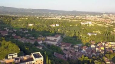 Verona İtalya Skyline Havacılık tarihi şehir merkezinden gökyüzü, Adige nehri üzerindeki köprüler. İtalya 'da kırmızı kiremit çatılı ortaçağ binaları. Yukarıdan Castel San Pietro 'ya ve parka 4K' lık hava görüntüleri..