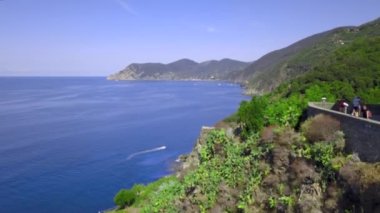 İtalya 'nın Liguria bölgesinde bulunan Cinque Terre' de hava aracı görüntüsü. Corniglia İtalya 'nın kuzeyinde La Spezia ili' nde yer alan küçük bir kasabadır.
