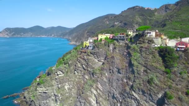 Flygdrönare Utsikt Från Avståndet Till Corniglia Italiens Kust Regionen Ligurien — Stockvideo